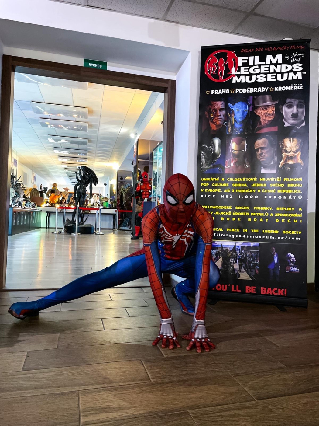 Člen týmu v kostýmu Spider-Mana