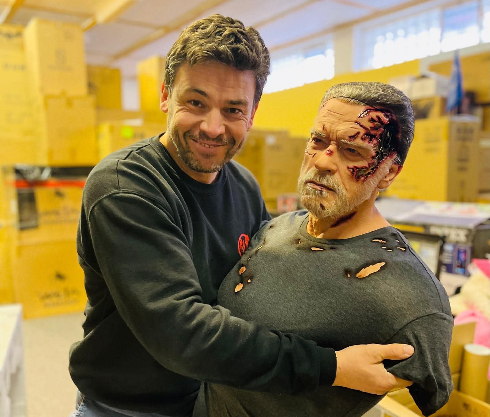 Johnny Wolf s bustou Terminátora