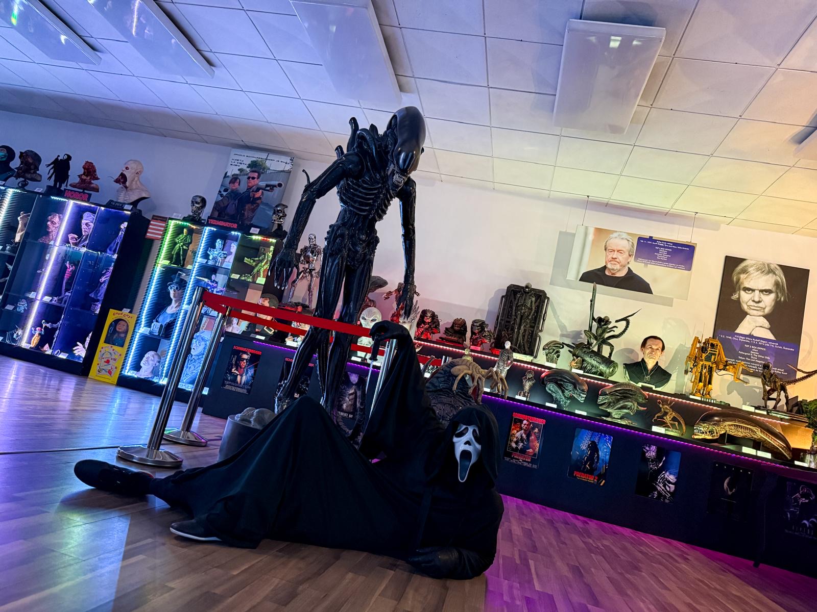 Členové týmu v kostýmech Ghostface v expozici muzea
