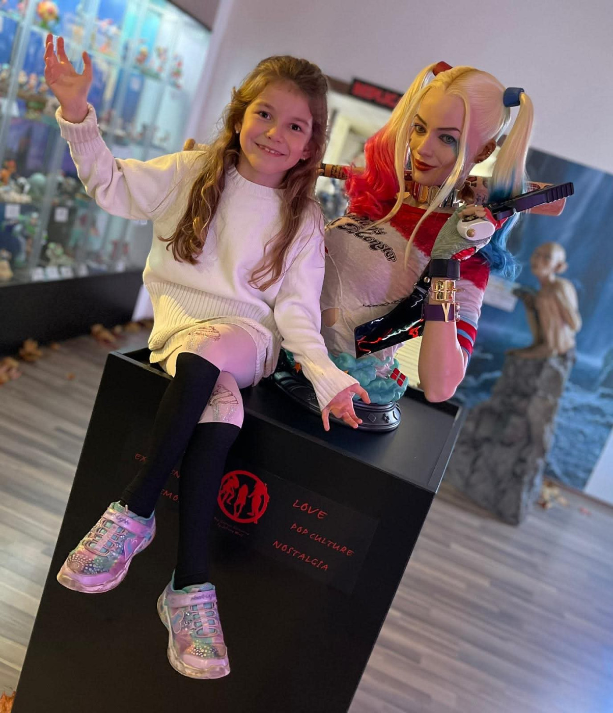 Dívka u exponátu Harley Quinn ve Film Legends Museum