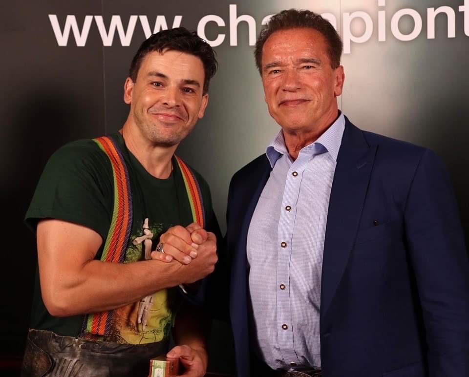 Arnold Schwarzenegger s bustou Predátora z naší sbírky